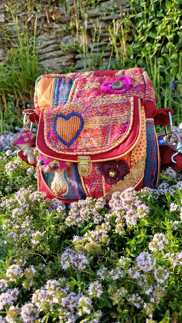 Petite pochette, Pitchoune “Ensarriada” — Safe Place, Love & Résilience, jean, rayonne,tissus simili, coton, motif au crochet – Image 15