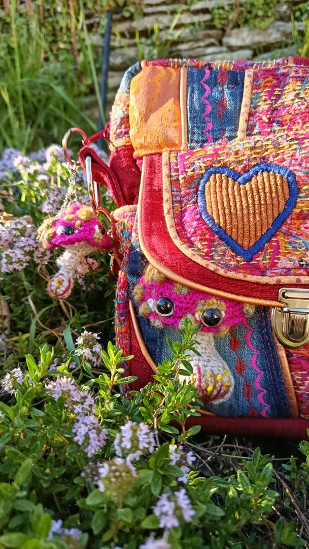 Petite pochette, Pitchoune “Ensarriada” — Safe Place, Love & Résilience, jean, rayonne,tissus simili, coton, motif au crochet – Image 16