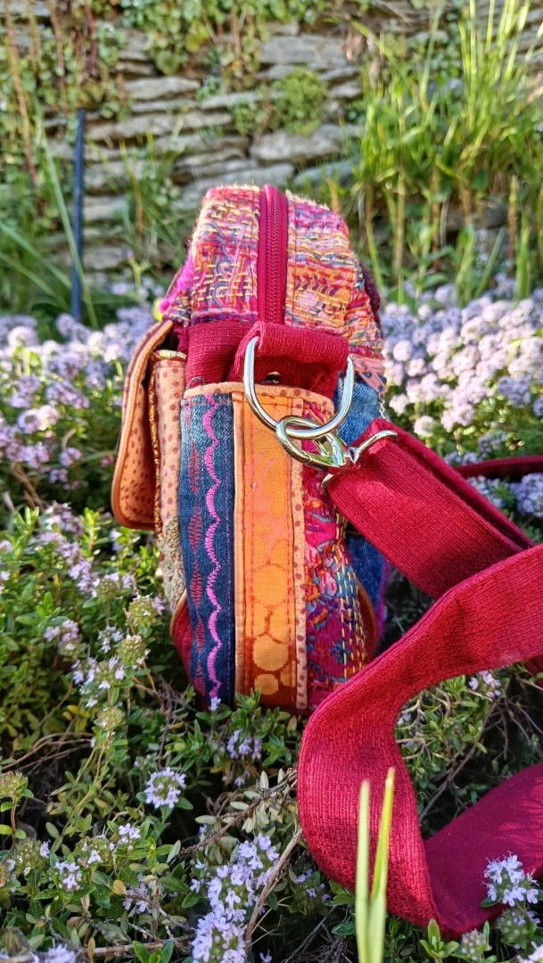 Petite pochette, Pitchoune “Ensarriada” — Safe Place, Love & Résilience, jean, rayonne,tissus simili, coton, motif au crochet – Image 17