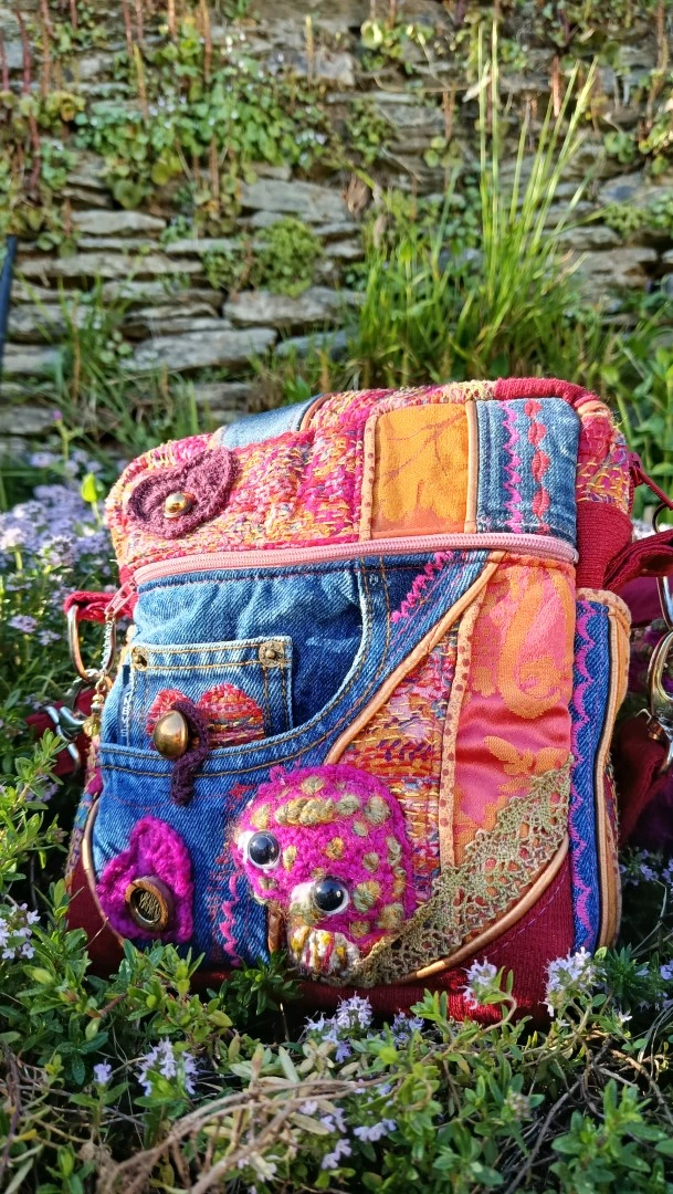 Petite pochette, Pitchoune “Ensarriada” — Safe Place, Love & Résilience, jean, rayonne,tissus simili, coton, motif au crochet – Image 18