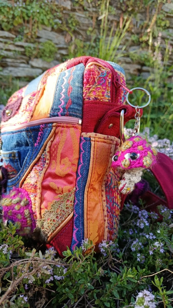 Petite pochette, Pitchoune “Ensarriada” — Safe Place, Love & Résilience, jean, rayonne,tissus simili, coton, motif au crochet – Image 9