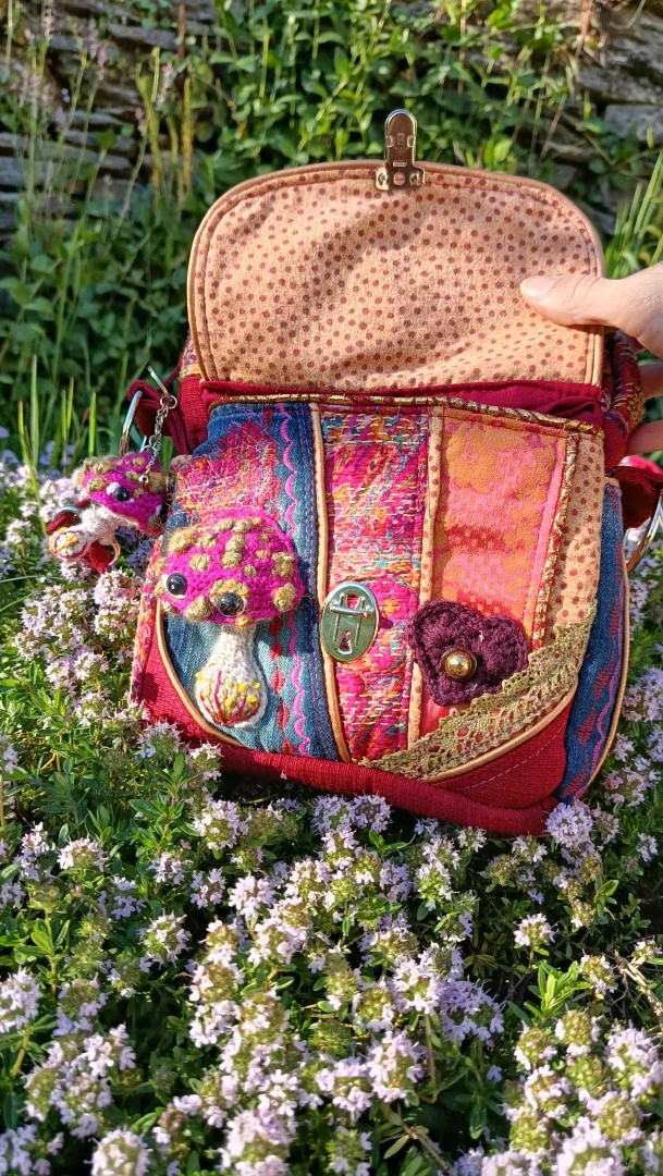 Petite pochette, Pitchoune “Ensarriada” — Safe Place, Love & Résilience, jean, rayonne,tissus simili, coton, motif au crochet – Image 19