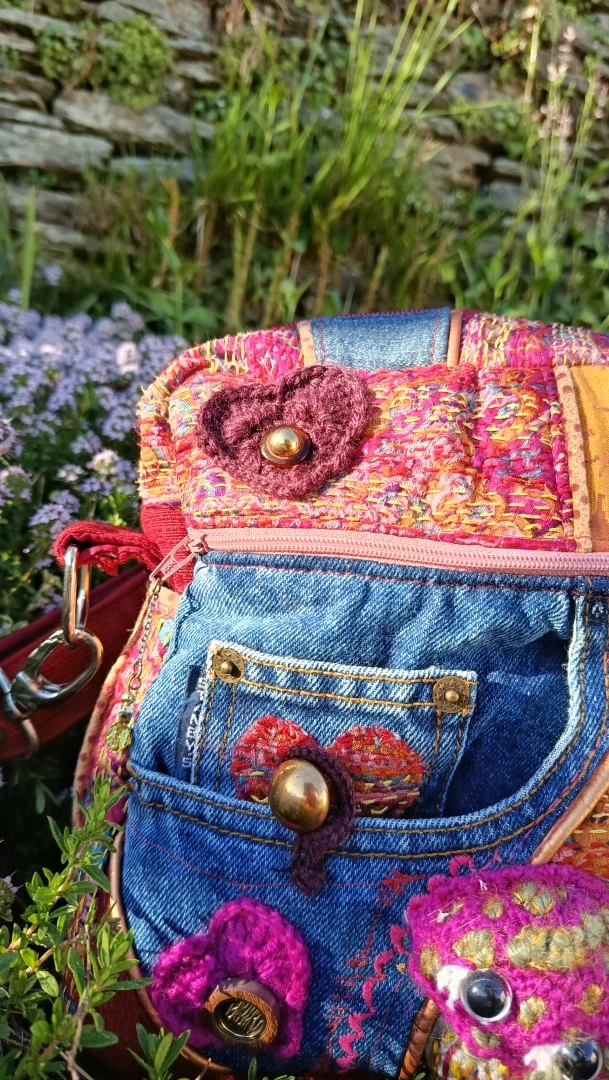 Petite pochette, Pitchoune “Ensarriada” — Safe Place, Love & Résilience, jean, rayonne,tissus simili, coton, motif au crochet – Image 20