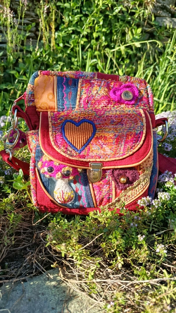 Petite pochette, Pitchoune “Ensarriada” — Safe Place, Love & Résilience, jean, rayonne,tissus simili, coton, motif au crochet – Image 21