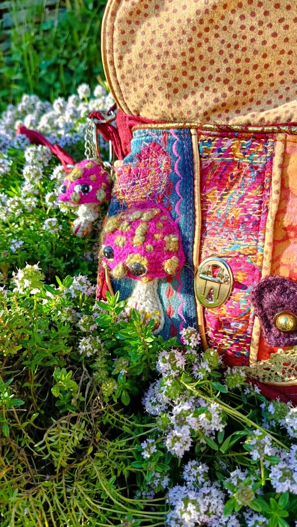 Petite pochette, Pitchoune “Ensarriada” — Safe Place, Love & Résilience, jean, rayonne,tissus simili, coton, motif au crochet – Image 22