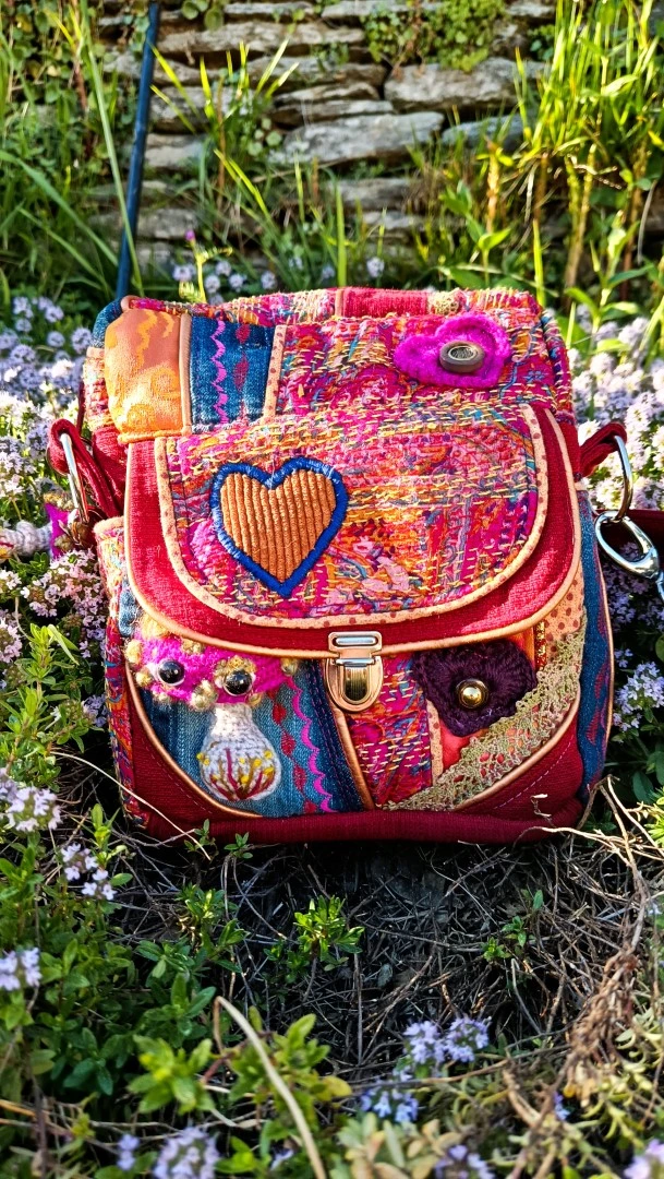 Petite pochette, Pitchoune “Ensarriada” — Safe Place, Love & Résilience, jean, rayonne,tissus simili, coton, motif au crochet – Image 4