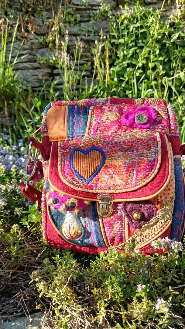 Petite pochette, Pitchoune “Ensarriada” — Safe Place, Love & Résilience, jean, rayonne,tissus simili, coton, motif au crochet – Image 23