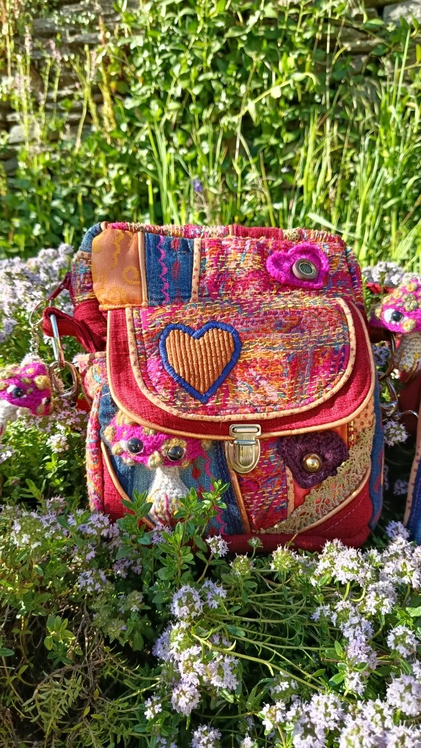 Petite pochette, Pitchoune “Ensarriada” — Safe Place, Love & Résilience, jean, rayonne,tissus simili, coton, motif au crochet – Image 5