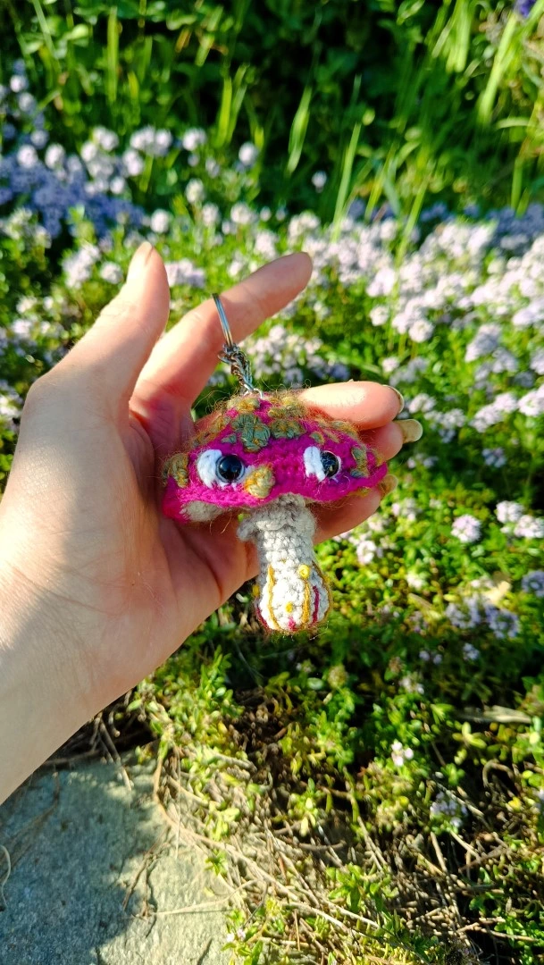 Porte-clés , champignon , Champi'fou, Safe Place, Love & Résilience, psychédélique, crocheté main acrylique, ouate hypoallergénique