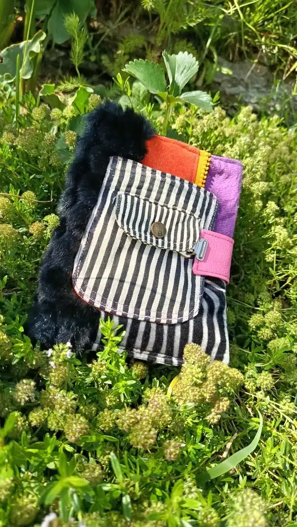 Protège-carnet de santé - Collection "Pop-Goth" (Inspiration Beetlejuice) velours, tissus d'ameublement coton, jeans..