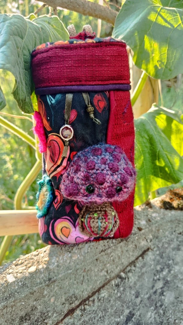 Etui à lunettes, jeux de cartes, art divinatoires , « La Parade Intérieure » , motif plume de paon et champifou , Cotons, jean's u'pcycler, tissus d'ameublement