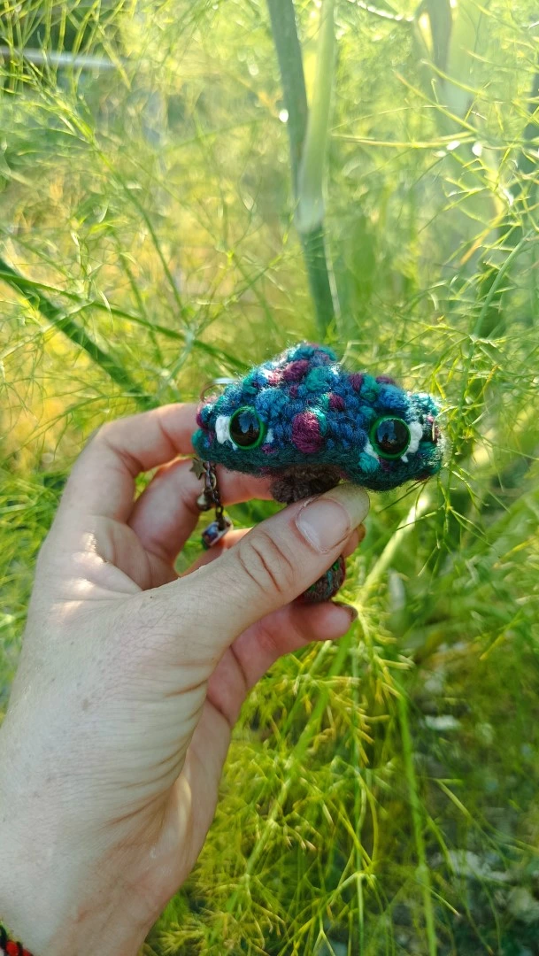 Porte-clés , champignon , Champi'fou, La Parade Intérieure, crocheté main acrylique, ouate hypoallergénique – Image 9
