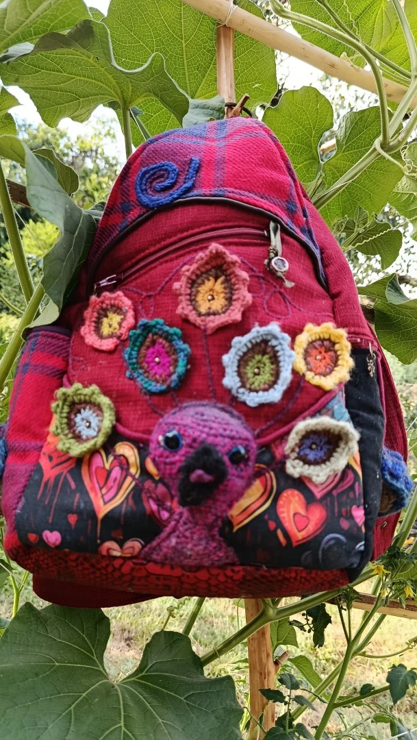 Sac à dos, 2 en 1 ,Capsule, « La Parade Intérieure » , motif paon et champifou , Cotons, jean's u'pcycler, tissus d'ameublement