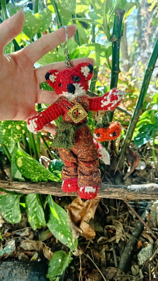 Le Porte-Clé (ou Talisman)- 🦊 Lubin, le petit Renard des Lisières- crocheté main, salopette coton , acryliques, ... – Image 8