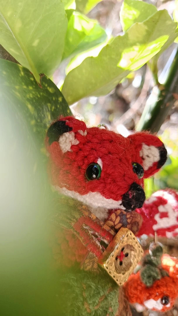 Le Porte-Clé (ou Talisman)- 🦊 Lubin, le petit Renard des Lisières- crocheté main, salopette coton , acryliques, ...