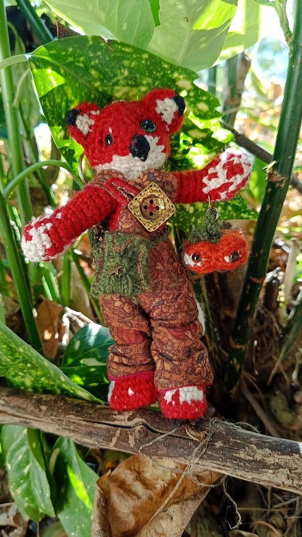 Le Porte-Clé (ou Talisman)- 🦊 Lubin, le petit Renard des Lisières- crocheté main, salopette coton , acryliques, ... – Image 2