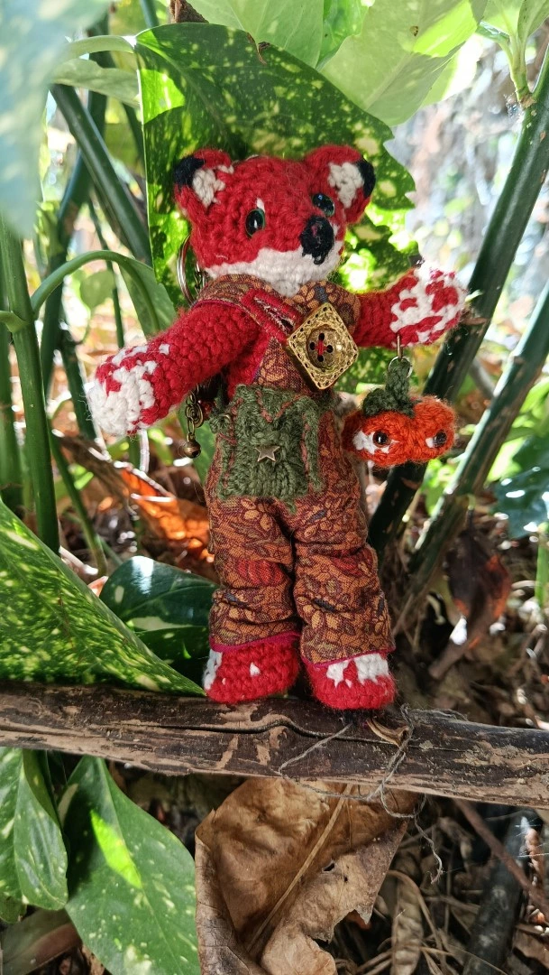 Le Porte-Clé (ou Talisman)- 🦊 Lubin, le petit Renard des Lisières- crocheté main, salopette coton , acryliques, ... – Image 3