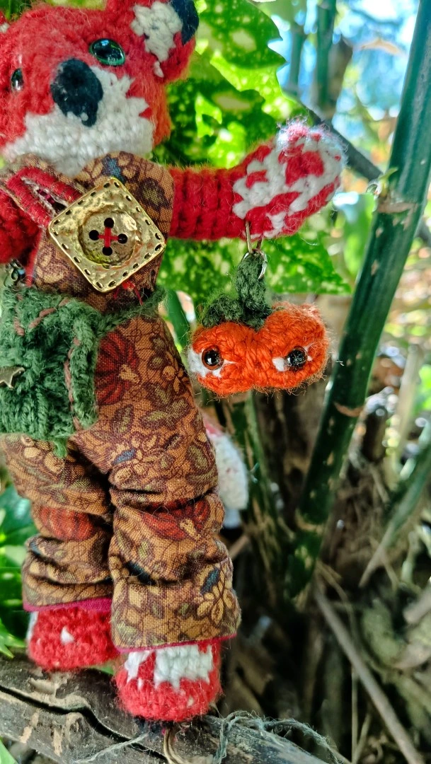 Le Porte-Clé (ou Talisman)- 🦊 Lubin, le petit Renard des Lisières- crocheté main, salopette coton , acryliques, ... – Image 4