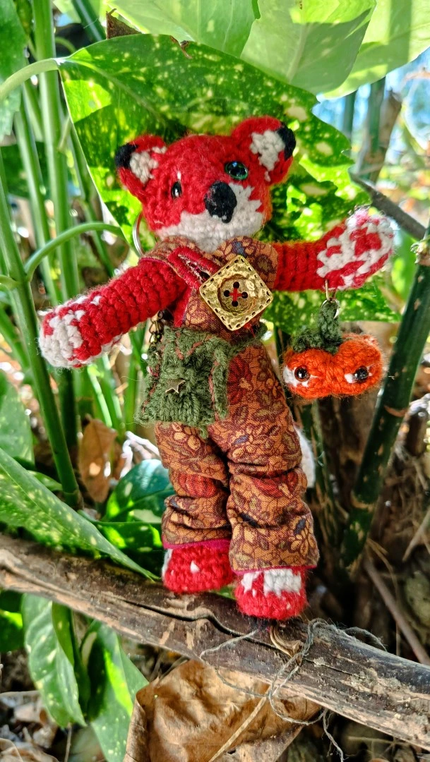 Le Porte-Clé (ou Talisman)- 🦊 Lubin, le petit Renard des Lisières- crocheté main, salopette coton , acryliques, ... – Image 6