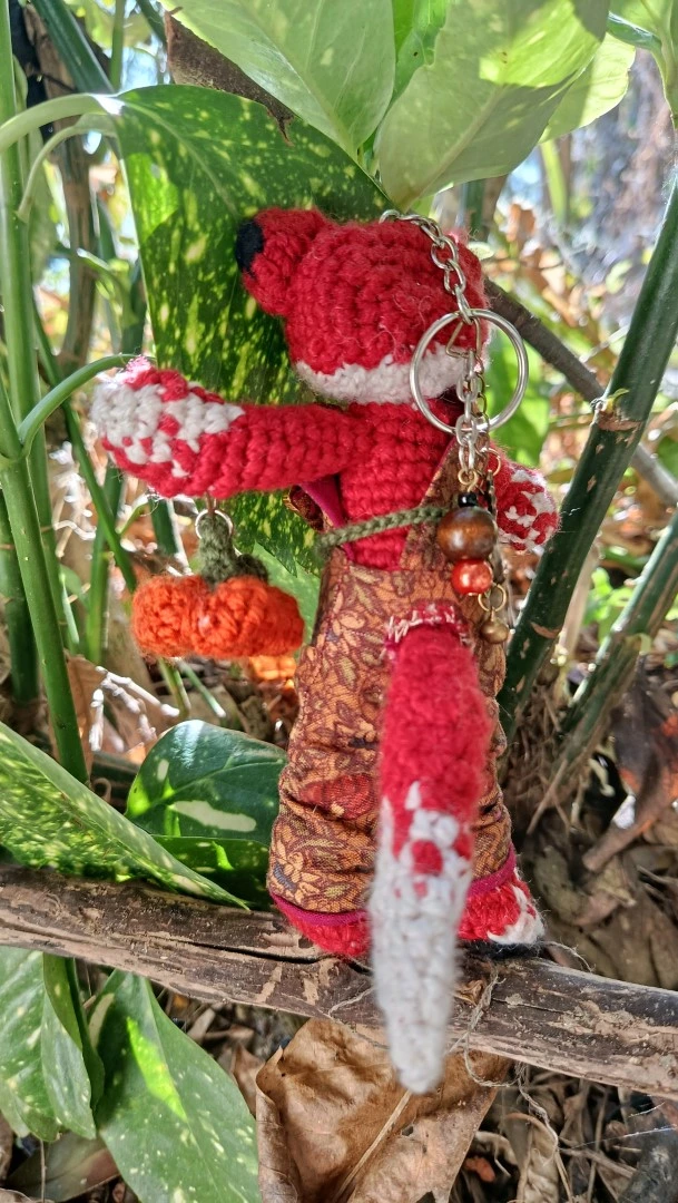 Le Porte-Clé (ou Talisman)- 🦊 Lubin, le petit Renard des Lisières- crocheté main, salopette coton , acryliques, ... – Image 7
