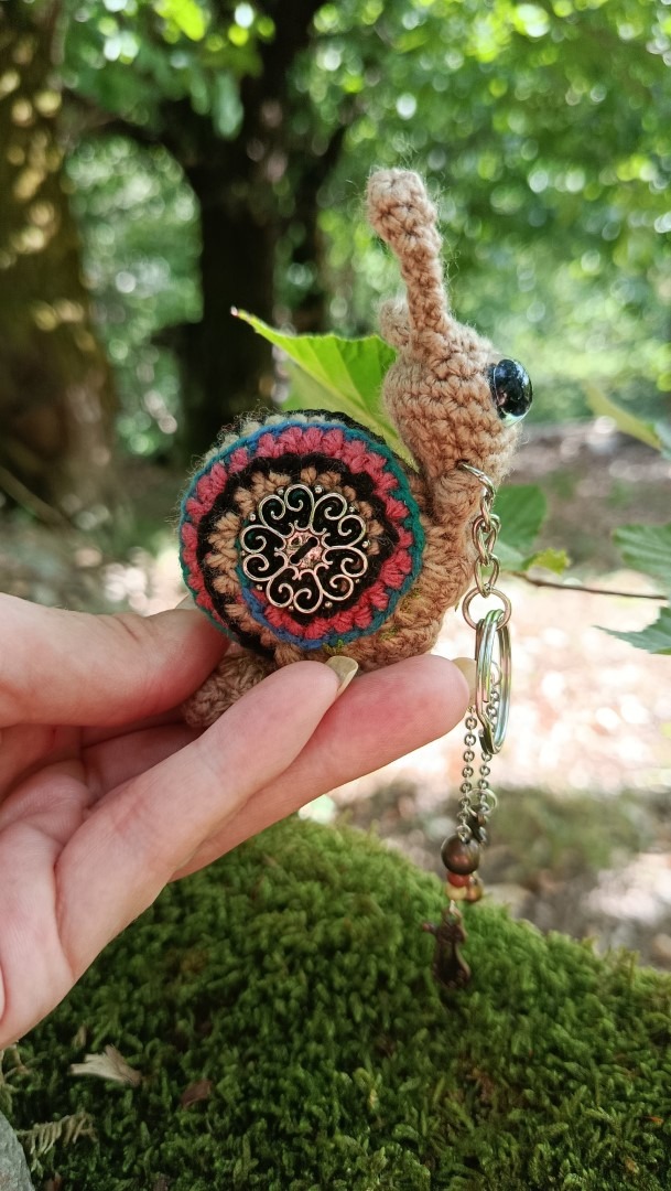 Porte-clés Escargots au Crochet – des Brumes & Songes-  amigurumi, talisman