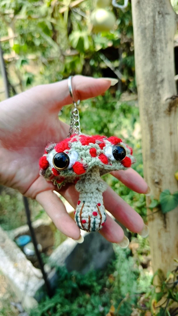 Porte-clés , champignon , Champi'fou, Amanite psychédélique vert d’eau & spores rouge et beige, crocheté main acrylique, ouate hypoallergénique