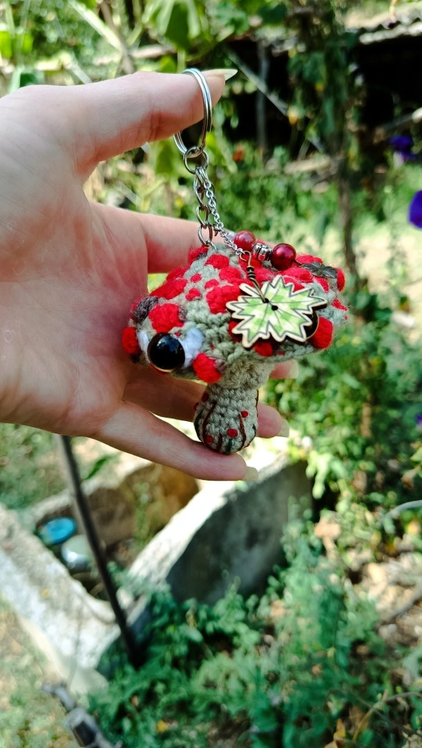 Porte-clés , champignon , Champi'fou, Amanite psychédélique vert d’eau & spores rouge et beige, crocheté main acrylique, ouate hypoallergénique – Image 2
