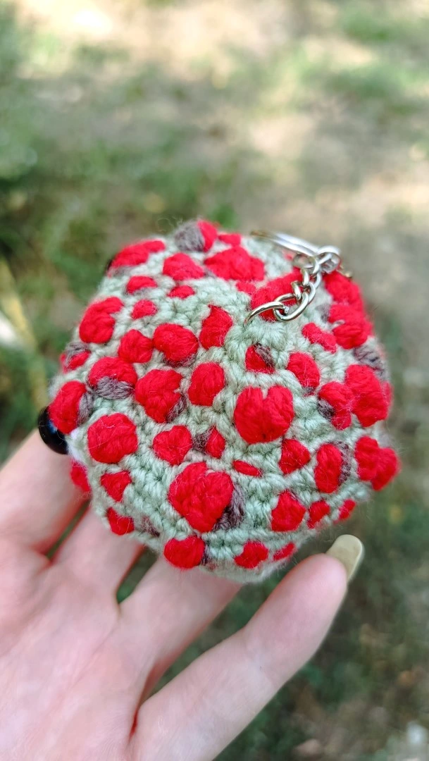 Porte-clés , champignon , Champi'fou, Amanite psychédélique vert d’eau & spores rouge et beige, crocheté main acrylique, ouate hypoallergénique – Image 3