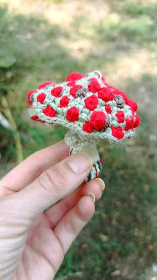 Porte-clés , champignon , Champi'fou, Amanite psychédélique vert d’eau & spores rouge et beige, crocheté main acrylique, ouate hypoallergénique – Image 4