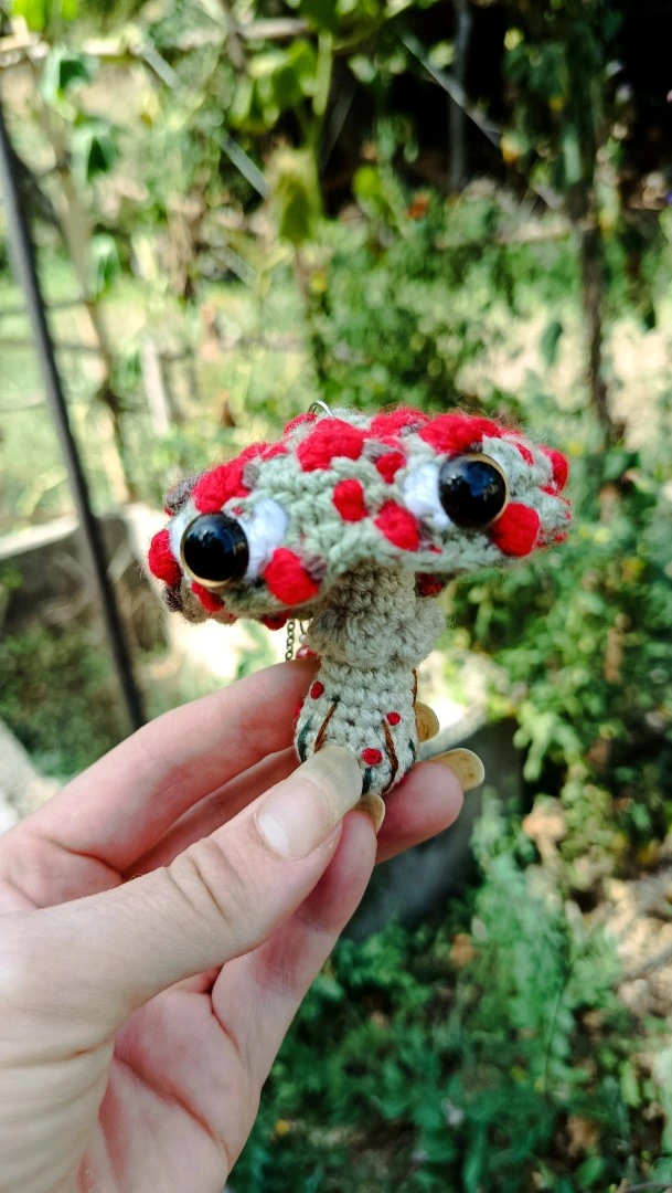 Porte-clés , champignon , Champi'fou, Amanite psychédélique vert d’eau & spores rouge et beige, crocheté main acrylique, ouate hypoallergénique – Image 6