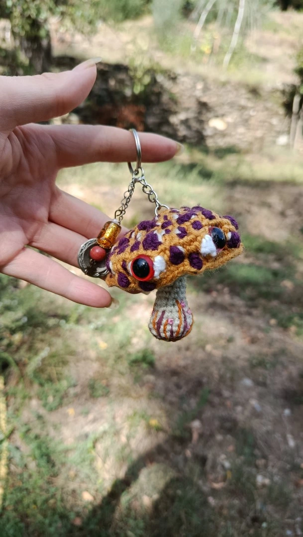 Porte-clés , champignon , Champi'fou, Amanite psychédélique jaune moutarde & spores violettes et blanches, crocheté main acrylique, ouate hypoallergénique – Image 3