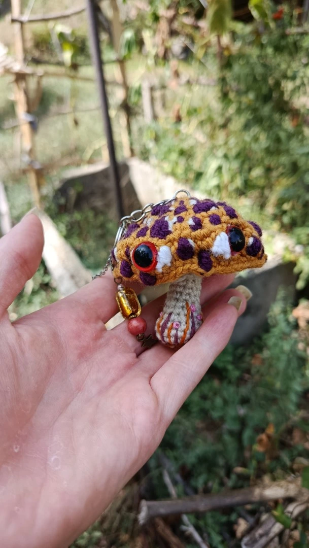Porte-clés , champignon , Champi'fou, Amanite psychédélique jaune moutarde & spores violettes et blanches, crocheté main acrylique, ouate hypoallergénique