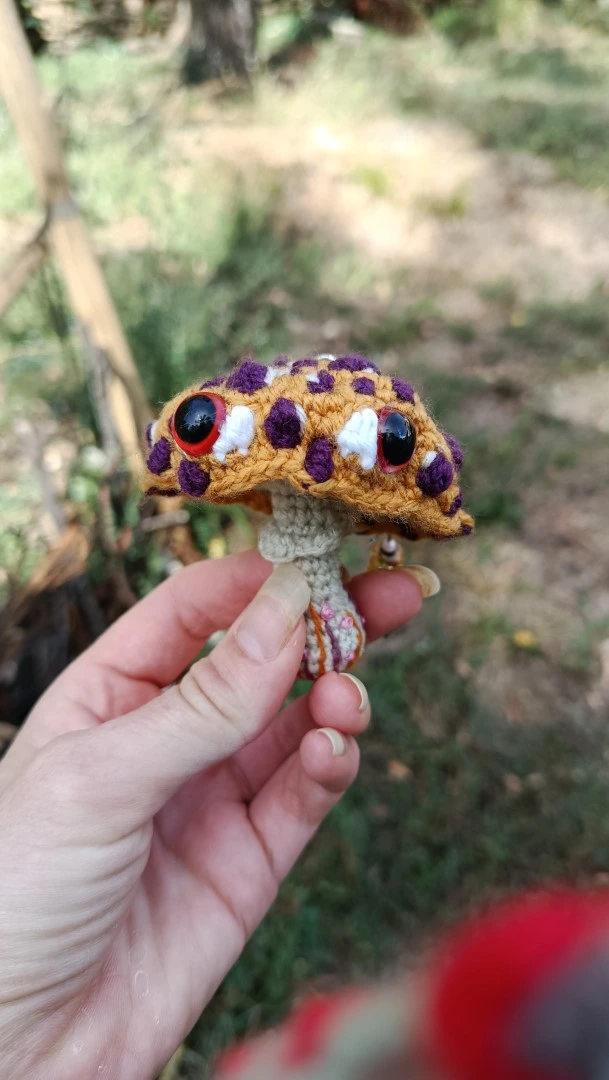 Porte-clés , champignon , Champi'fou, Amanite psychédélique jaune moutarde & spores violettes et blanches, crocheté main acrylique, ouate hypoallergénique – Image 2