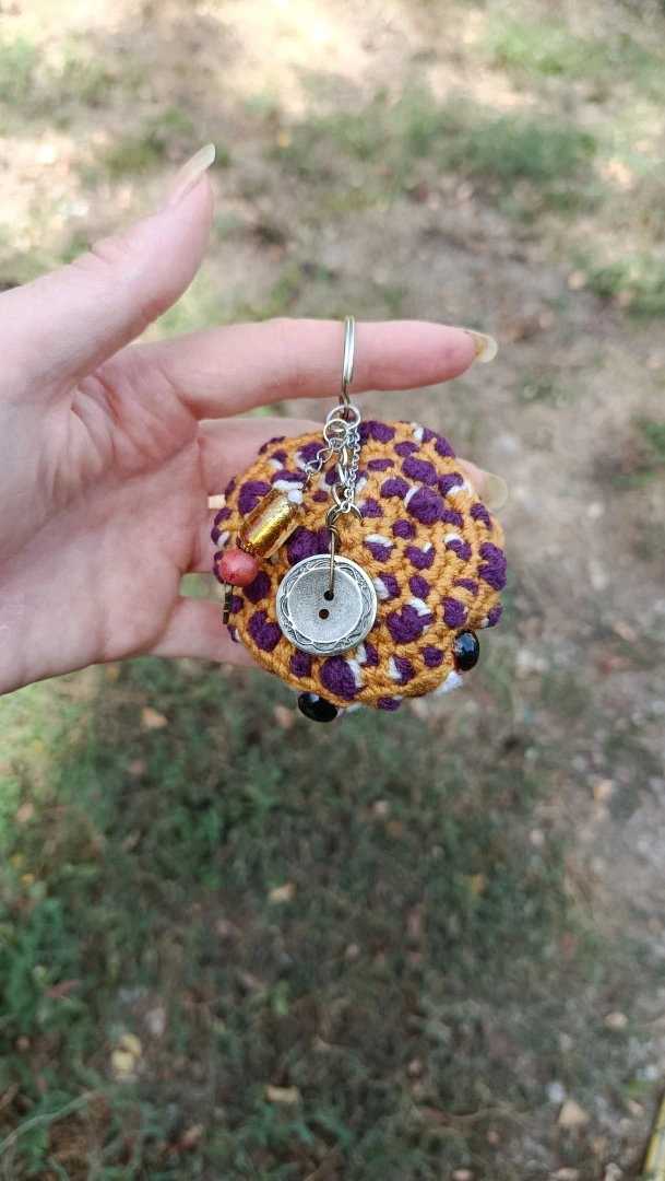 Porte-clés , champignon , Champi'fou, Amanite psychédélique jaune moutarde & spores violettes et blanches, crocheté main acrylique, ouate hypoallergénique – Image 5