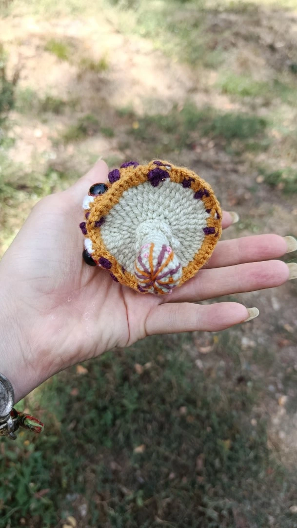 Porte-clés , champignon , Champi'fou, Amanite psychédélique jaune moutarde & spores violettes et blanches, crocheté main acrylique, ouate hypoallergénique – Image 4