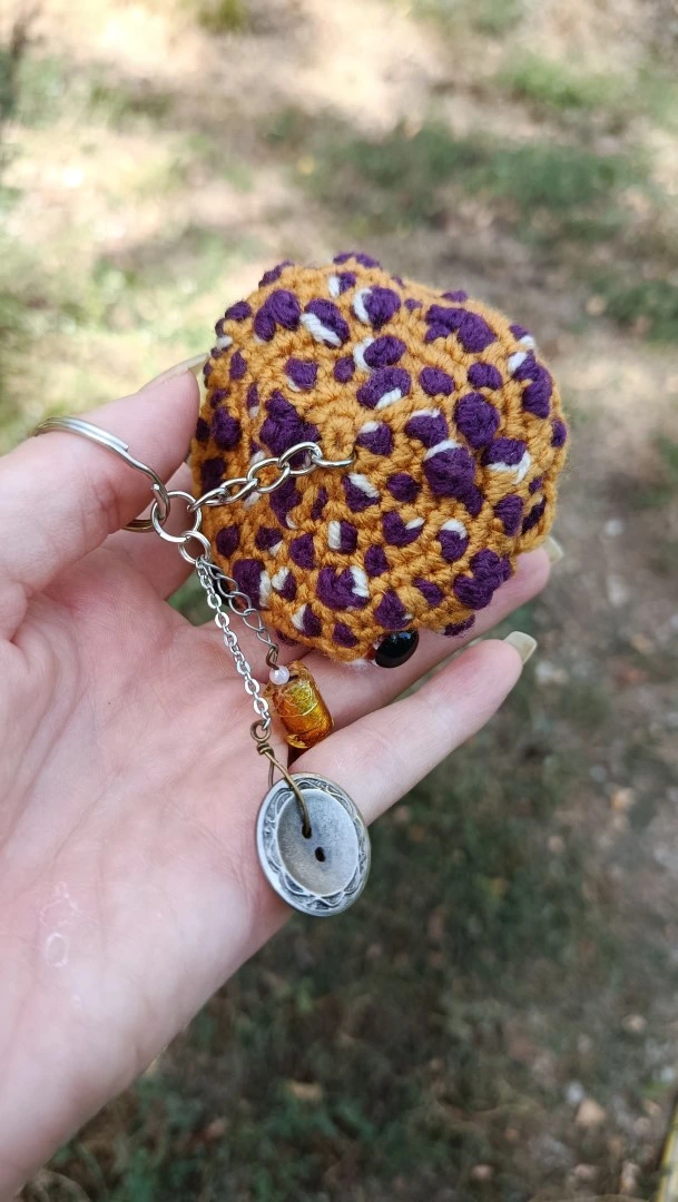 Porte-clés , champignon , Champi'fou, Amanite psychédélique jaune moutarde & spores violettes et blanches, crocheté main acrylique, ouate hypoallergénique – Image 6
