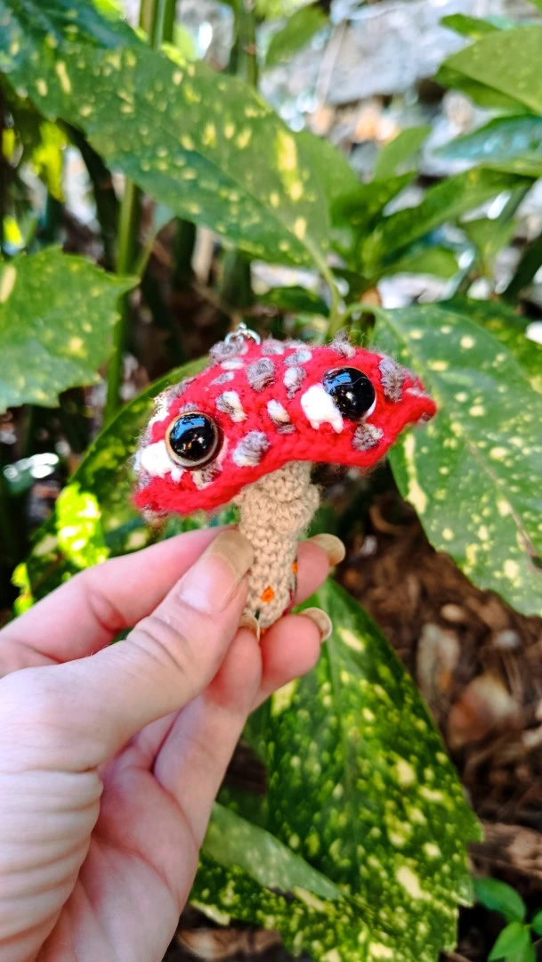 Porte-clés , champignon , Champi'fou, Amanite psychédélique rouge & spores beige et vert clair, crocheté main acrylique, ouate hypoallergénique
