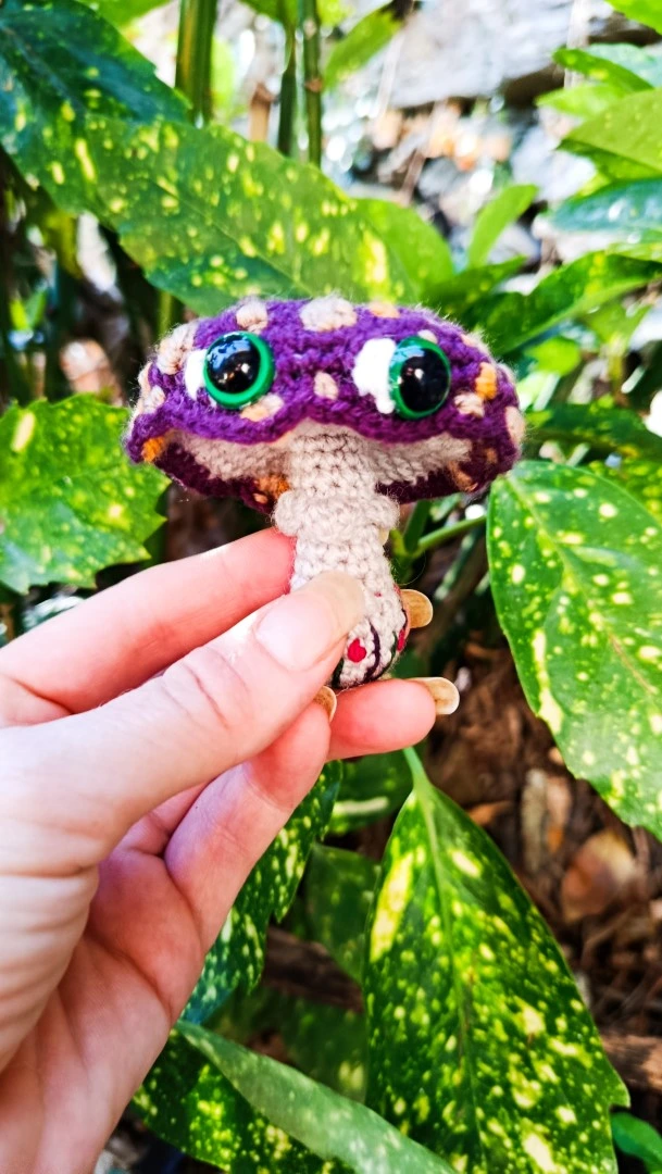 Porte-clés , champignon , Champi'fou, Amanite psychédélique violet & spores beige et moutard, crocheté main acrylique, ouate hypoallergénique