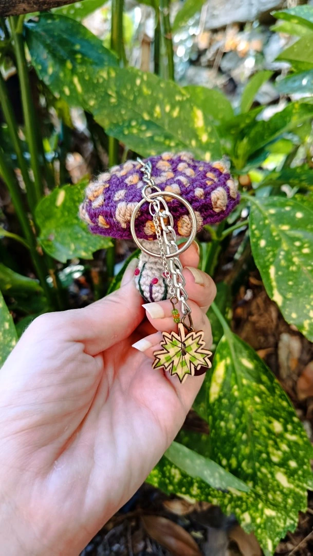 Porte-clés , champignon , Champi'fou, Amanite psychédélique violet & spores beige et moutard, crocheté main acrylique, ouate hypoallergénique – Image 5