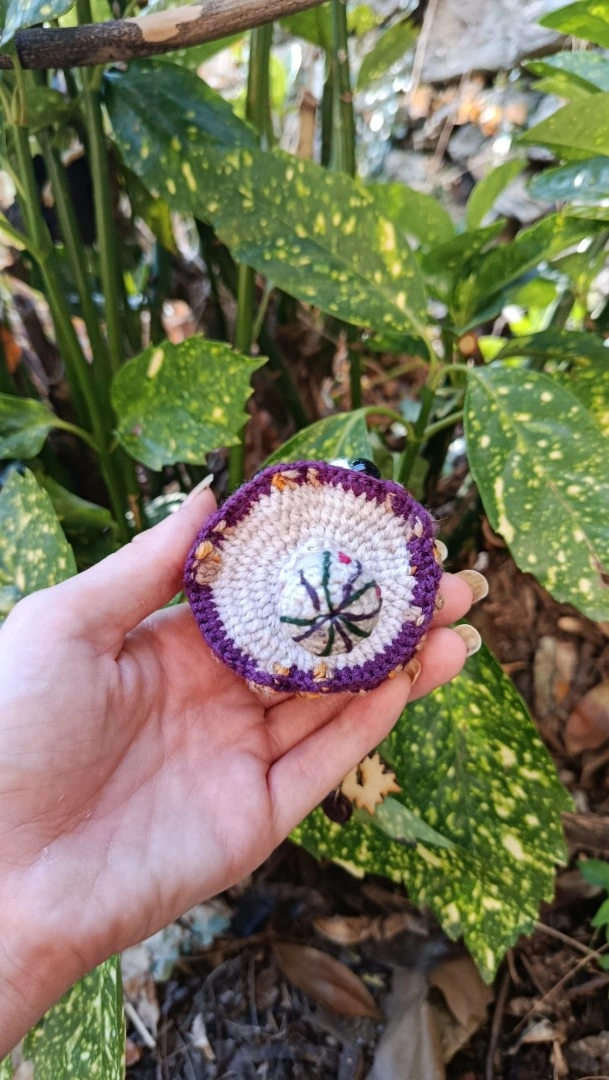 Porte-clés , champignon , Champi'fou, Amanite psychédélique violet & spores beige et moutard, crocheté main acrylique, ouate hypoallergénique – Image 6