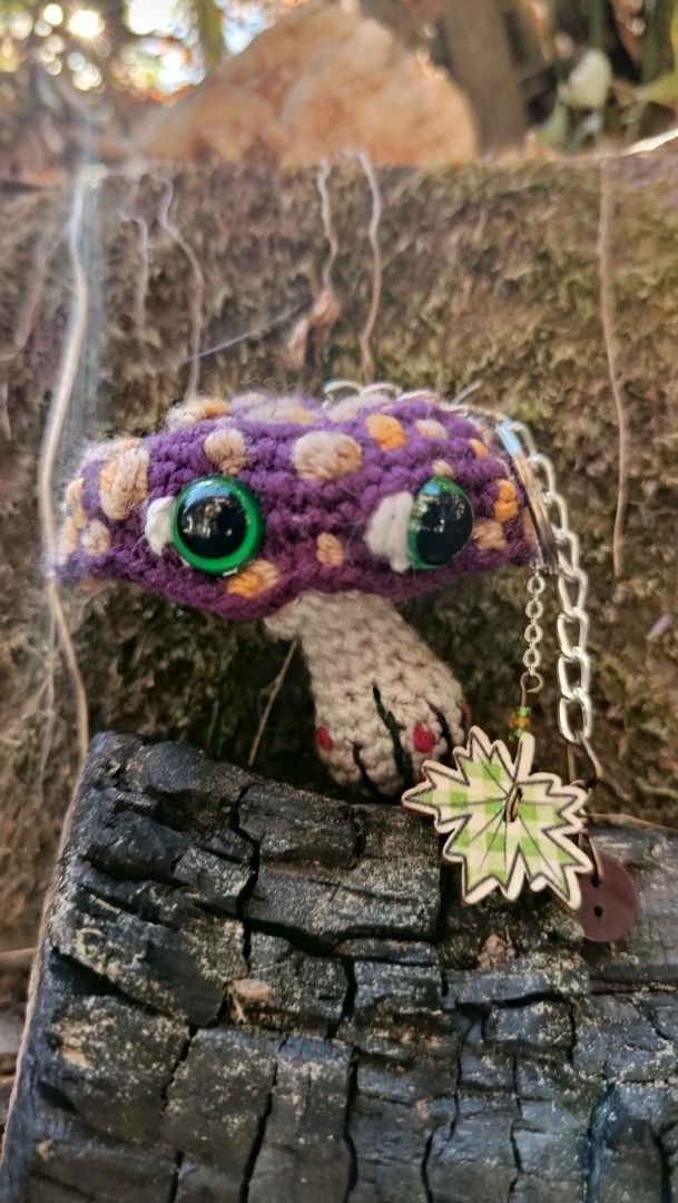 Porte-clés , champignon , Champi'fou, Amanite psychédélique violet & spores beige et moutard, crocheté main acrylique, ouate hypoallergénique – Image 2