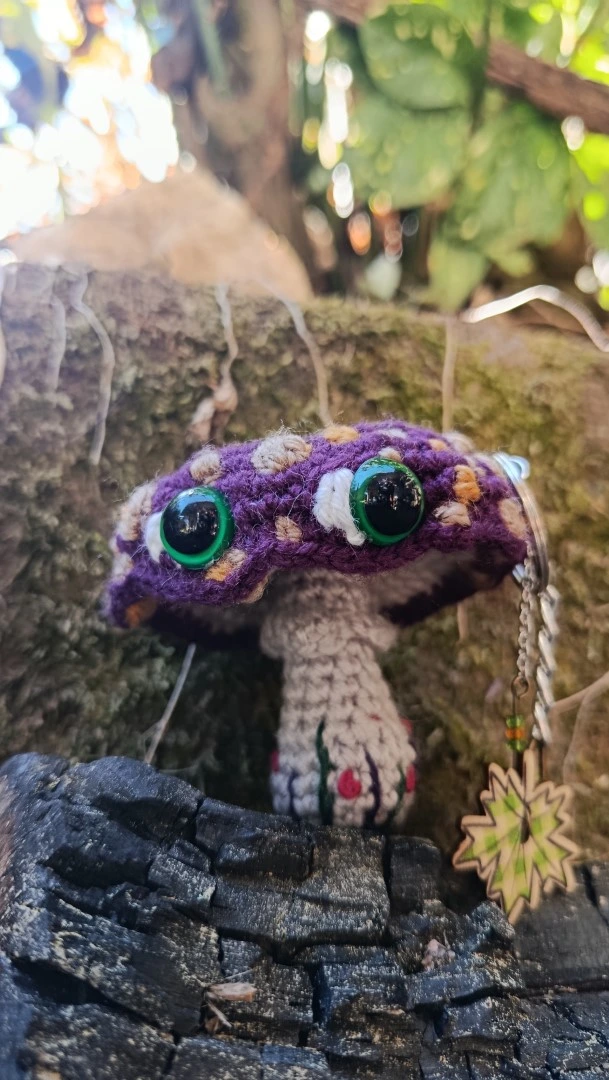 Porte-clés , champignon , Champi'fou, Amanite psychédélique violet & spores beige et moutard, crocheté main acrylique, ouate hypoallergénique – Image 8
