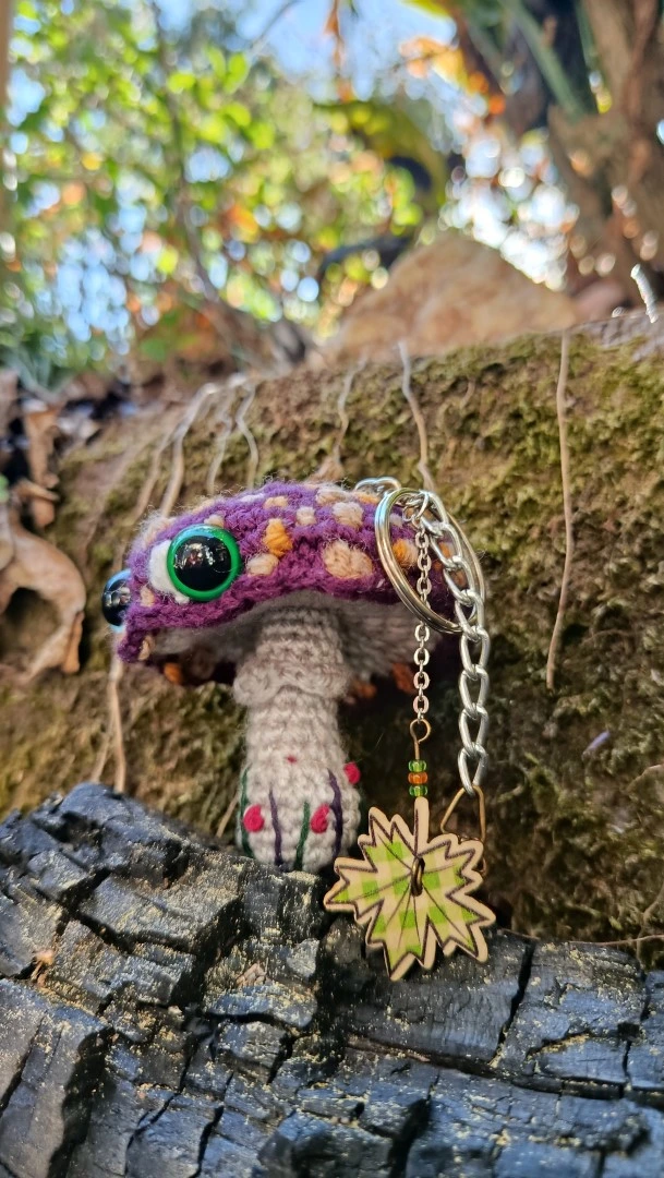 Porte-clés , champignon , Champi'fou, Amanite psychédélique violet & spores beige et moutard, crocheté main acrylique, ouate hypoallergénique – Image 3