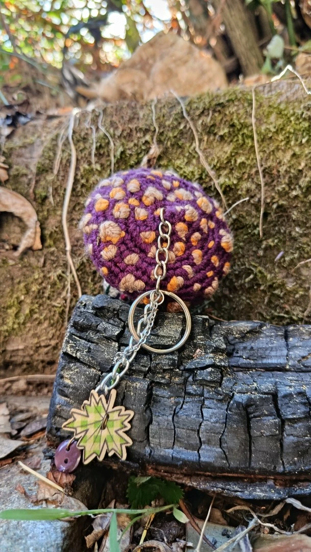 Porte-clés , champignon , Champi'fou, Amanite psychédélique violet & spores beige et moutard, crocheté main acrylique, ouate hypoallergénique – Image 9