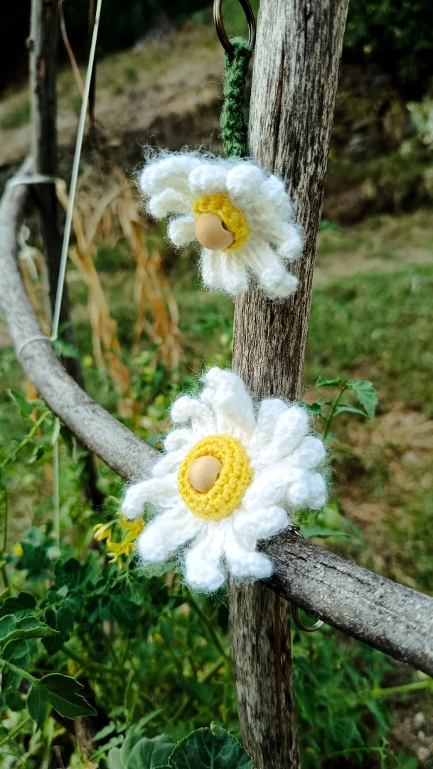 🌼 Les Fleurs Esprit Marguerite Lot de 2 porte-clés fleuris crochetés main , acrylique , perles en bois