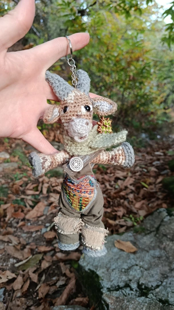 Porte-clés "Qui rend chèvre", Biquette 🍂 Pétassou — La Vagabonde des Cévennes magiques– crochetée à la main, acrylique, poly-cotons , boutons apprêt – Image 7