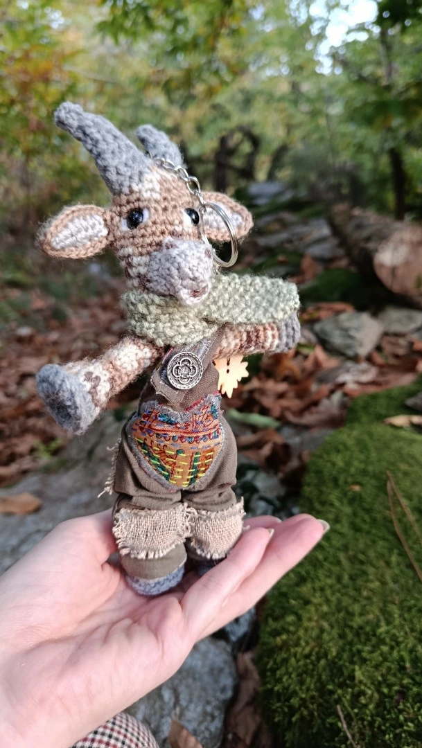 Porte-clés "Qui rend chèvre", Biquette 🍂 Pétassou — La Vagabonde des Cévennes magiques– crochetée à la main, acrylique, poly-cotons , boutons apprêt