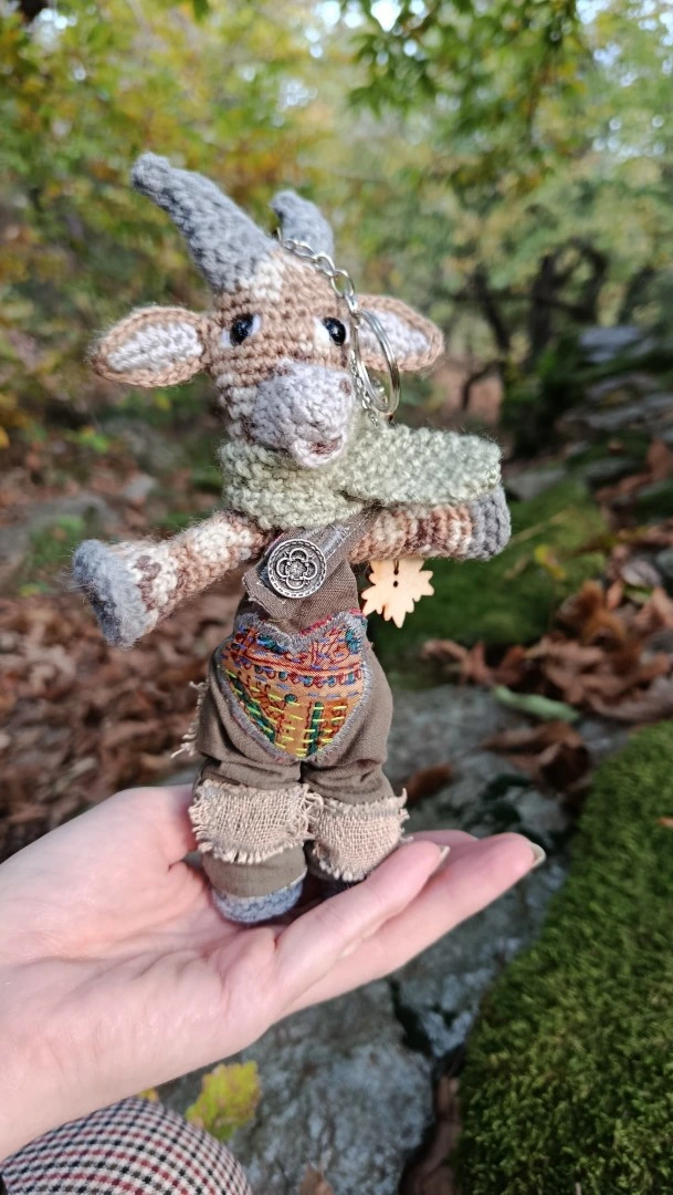 Porte-clés "Qui rend chèvre", Biquette 🍂 Pétassou — La Vagabonde des Cévennes magiques– crochetée à la main, acrylique, poly-cotons , boutons apprêt – Image 2