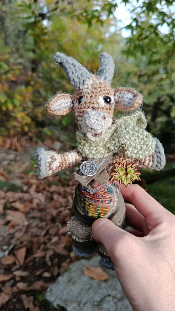 Porte-clés "Qui rend chèvre", Biquette 🍂 Pétassou — La Vagabonde des Cévennes magiques– crochetée à la main, acrylique, poly-cotons , boutons apprêt – Image 3