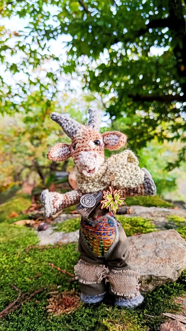 Porte-clés "Qui rend chèvre", Biquette 🍂 Pétassou — La Vagabonde des Cévennes magiques– crochetée à la main, acrylique, poly-cotons , boutons apprêt – Image 4